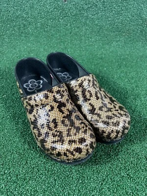 Zuecos Sanita de cuero piel de serpiente estampado animal marrón comodidad médica talla 40 EE. UU. 9,5 Foto 1 de 4