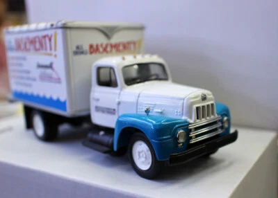 for FIRST GEAR 1957 INTERNATIONAL R-SERIES DRY GOODS VAN DIECAST MODEL 1/24 - Image 1 of 4