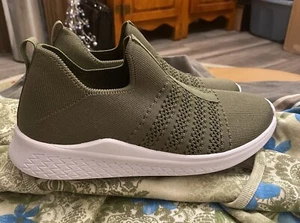 Urban Sport by J/Slides | Dalila olivgrün zum Anziehen Turnschuhe Größe 8,5 M NEU! - Bild 1 von 9