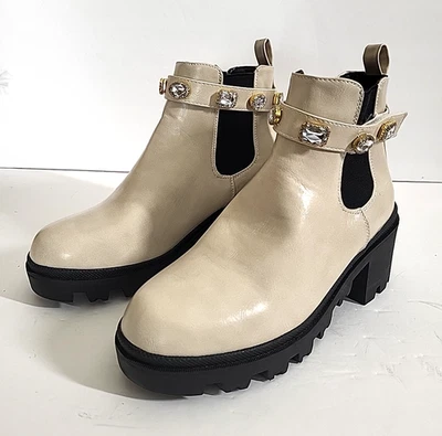 Botín Chelsea Nicole Miller imitación cuero beige estrás suela con joyas talla 6 Foto 1 de 4