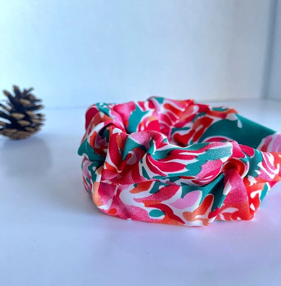 Diadema acolchada floral hecha a mano para mujer - Colorido accesorio para el cabello boutique blanco Foto 1 de 4