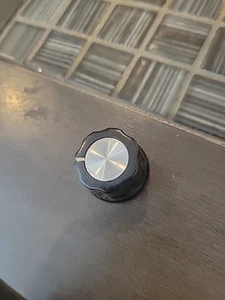 Rickenbacker Knob Missing Set Screw - Picture 1 of 3