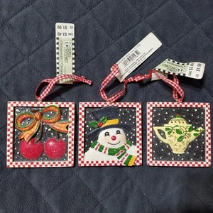 3 adornos navideños vintage de resina de cerezas, tetera y muñeco de nieve Mary Engelbreit - Imagen 1 de 8