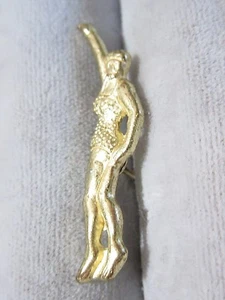 LAPEL STYLE PIN JACKET HAT OR BAG VINTAGE BATHING SWIMMING WOMAN FIGURAL - Picture 1 of 4