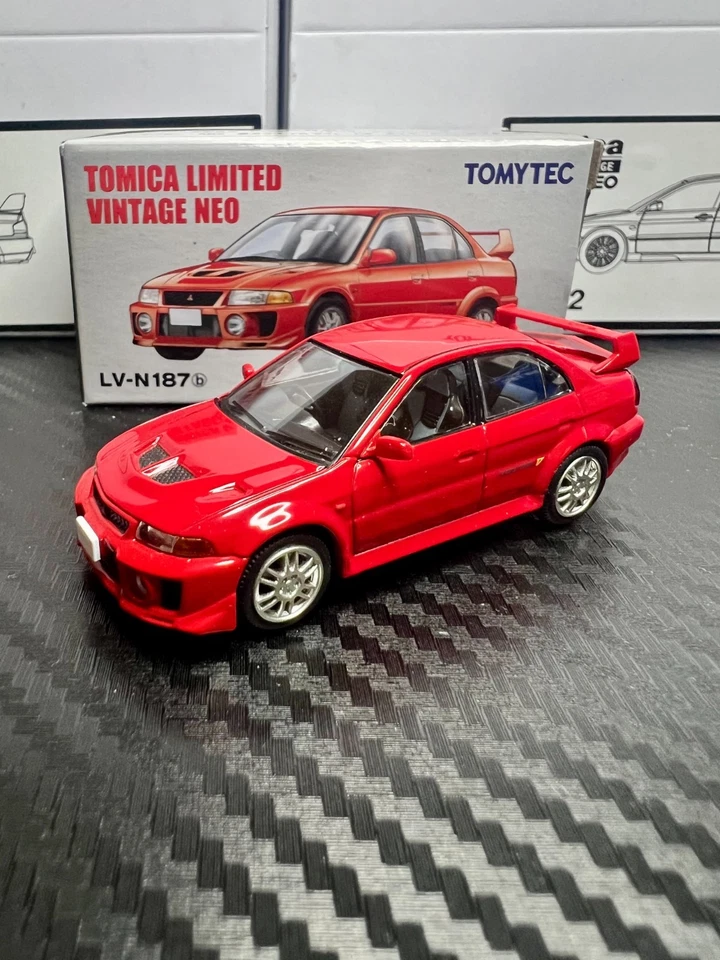 Tomica Limited винтажный 1:64 Mitsubishi Lancer Evolution 4 и 5 (серый/красный/желтый) - Изображение 1 из 1