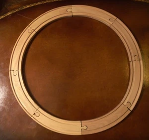 Original Brio Holzeisenbahn 8 Stück gebogenes Gleis ergibt Kreis 33342 Lot C  - Bild 1 von 2