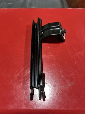 Nissan Sentra S 2021 puerta delantera derecha guía de vidrio FR6LE Foto 1 de 3