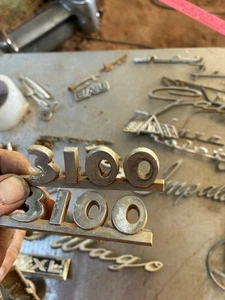 1950 1951 1952 CHEVROLET 3100 TRUCK SIDE EMBLES BADGE ORIGINAL GM Pair - Foto 1 di 5