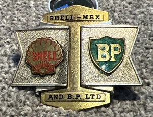 C1940s-50s VINTAGE SHELL-MEX AND B.P.LTD TANKER DRIVERS ENAMEL CAP BADGE - Picture 1 of 5
