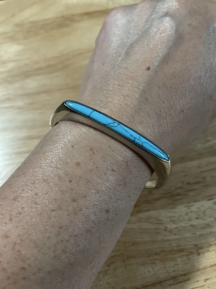 Pulsera Michael Kors Tono Turquesa Piedra Adornada Bisagras Tono Plateado Foto 1 de 4