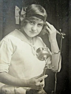 Vintage Candlestick Telephone Young Girl Calling Photo Snapshot c. 1910-20's - Zdjęcie 1 z 5