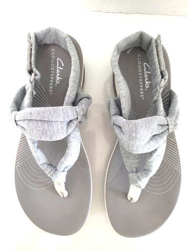Sandali Clarks Cloudsteppers taglia 5 5 M cuscino morbide infradito grigi con cinturino posteriore