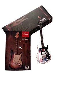 Joan Jett handsignierte Miniatur Replik Holz Gitarre von Axe Heaven OVP - Bild 1 von 13