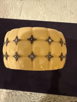 Pulsera Miriam Salat de resina tallada negra con cristales con incrustaciones de ley Foto 1 de 3