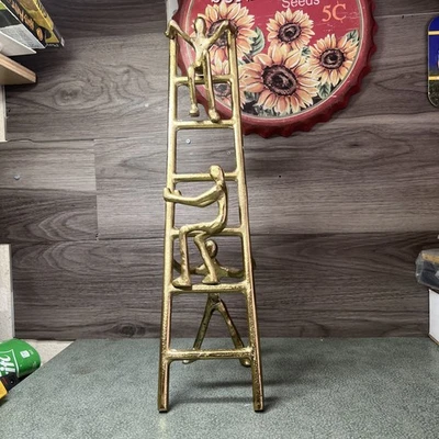 Estatua escultura de aluminio/latón de escalada de 3 personas con escalera de metal moderna de Pluto 19,5 Foto 1 de 4