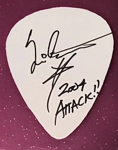 Yngwie Malmsteen handsigniertes dickes Einsteckbrett geschnitten in Gitarrenplektrenform signed - Bild 1 von 2