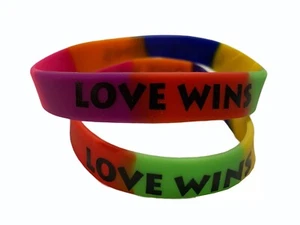 LOVE WINS 2 Pack Inspirational Silicone Adult Rainbow Wristbands Bracelet New - Foto 1 di 2