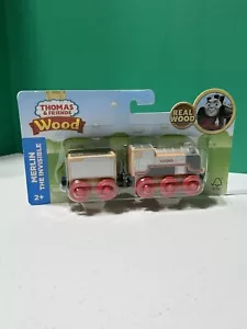 RARO Ferrocarril Thomas Madera Envejecida Mostrando Merlín Y Tierno Nuevo En Caja - Imagen 1 de 2