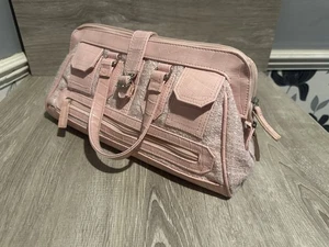 Bolso de mano Jennifer Lopez de cocodrilo de tela rosa e imitación de cuero - Imagen 1 de 10