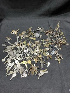 Large Lot Of Vintage Keys; Wind Up Keys, Skeleton Keys - Picture 1 of 22