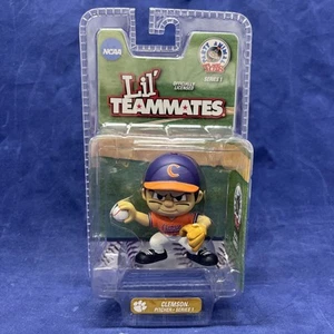 Figura de béisbol universitario Lil Teammates Clemson Tigers 2,5" lanzador serie 1 - Imagen 1 de 3