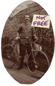 MAN W BICICLETA DE SEGURIDAD Original Vintage Años 1890 Fotografía RPPC Corte Ovalado POSTAL - Imagen 1 de 2