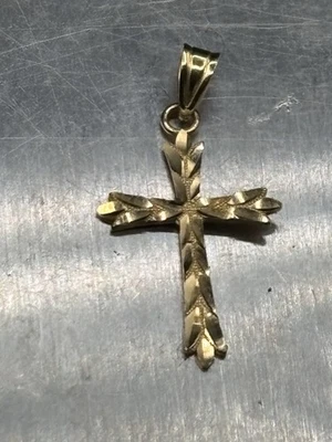 Cruz pequeña de oro amarillo de 14 quilates de 0,5 gramos Foto 1 de 4