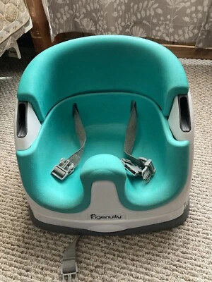 Base elevadora de alimentación y asiento de piso Ingenuity Baby Base 2 en 1 con autoalmacenamiento Foto 1 de 4