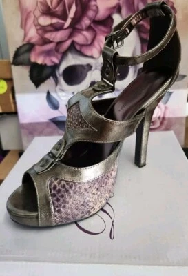 Bomba de tacón alto Delicious Titan de latón con cepillo de metal para mujer Foto 1 de 3