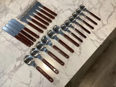 22 шт. ВИНТАЖНЫЙ КОРИЧНЕВЫЙ / ШОКОЛАД ПЛАСТИКОВАЯ РУЧКА ИЗ НЕРЖАВЕЮЩЕЙ СТАЛИ СТОЛОВЫЕ ПРИБОРЫ КОМПЛЕКТ - ТАЙВАНЬ - Изображение 1 из 4