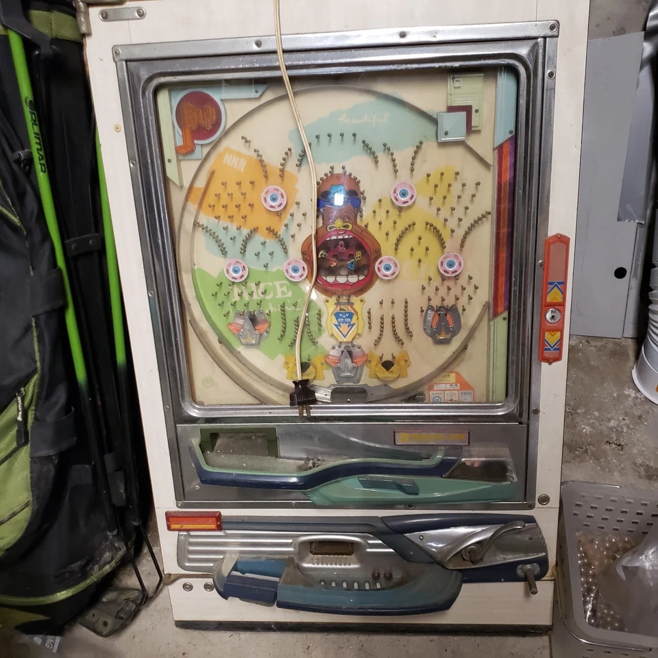 Máquina de Pachinko Nishijin de Colección, Cantando Boca Grande, Funciona Foto 1 de 4