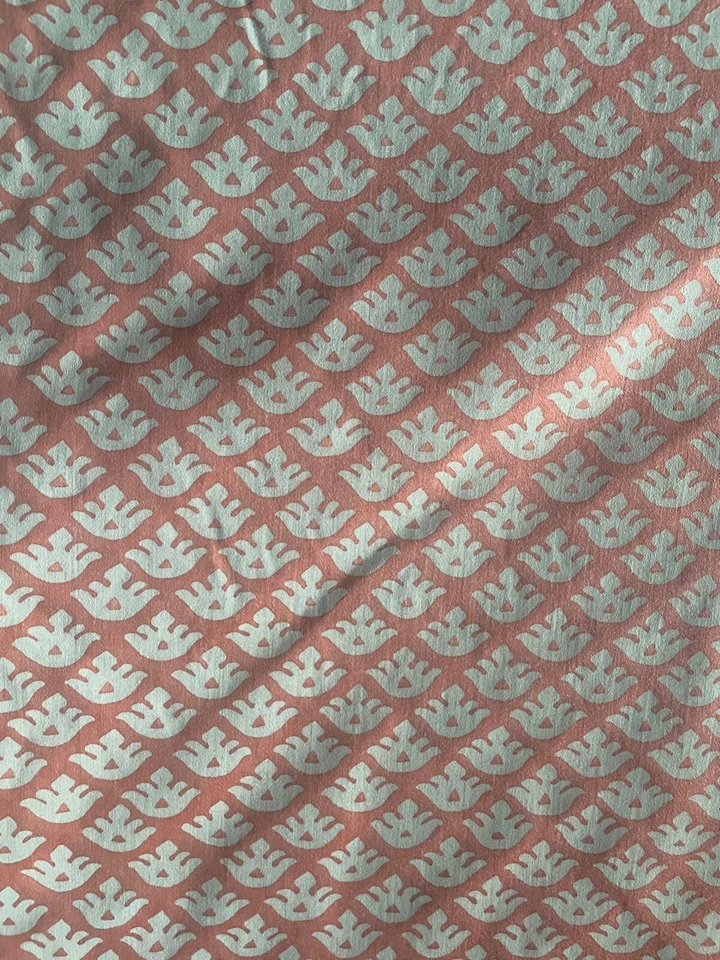 Tela con patrón de Marianne Groves Brothers en coral y tostado 4,10 yardas Foto 1 de 4