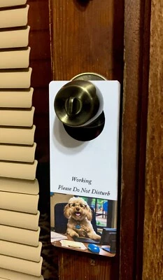 Letrero divertido para colgar puerta perro de trabajo borrado en seco en la parte posterior Foto 1 de 3