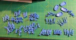 Vintage 60er Jahre blau Plastik Spielzeug Marine Offiziere. 97 Teile, - Bild 1 von 11
