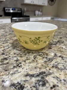 Vintage Pyrex 402 Shenandoah Mixing Nesting Bowl Yellow 1.5 Liter - Picture 1 of 6