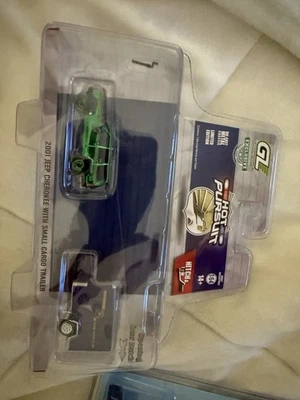 Greenlight Hot Pursuit Hitch & Tow 2001 Jeep Cherokee com reboque de carga **PERSEGUIÇÃO** - Imagem 1 de 3