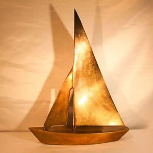 Grande scultura barca a vela in ottone 15 x 11 x 3 triangolo vela nautica metà secolo - Foto 1 di 10