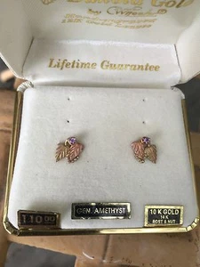 Dakota Gold, von Wheeler, handgravierte 12k Blattgold Ohrringe, mit Amethyst  - Bild 1 von 4