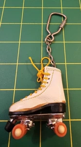 Llavero vintage años 80 cuero blanco patín cordones amarillos, B2B8 - Imagen 1 de 2