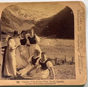 Charms of the Sulden-Thal, Tirol, Austria Mujeres en Vestido Tradicional Stereoview - Imagen 1 de 4