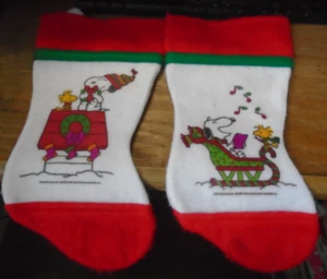 Lotto di 2 calze natalizie in feltro Peanuts Snoopy Woodstock caratteristiche unite - Foto 1 di 9