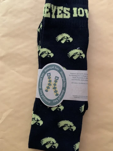 (1 pair) IOWA HAWKEYES CREW SOCKS Polyester Nylon Spandex Black Yellow MENS 8-13 Cover