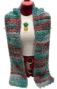 Sciarpa fatta a mano all'uncinetto multicolore, motivo arioso e leggero {UU} - Foto 1 di 9