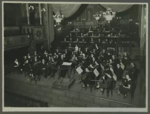 Salle de concert. Chef d'orchestre. Musique classique. 1920-30. - Imagen 1 de 2