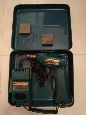 Taladro inalámbrico Makita de colección 10 mm 6010D estuche portabrocas cargador (SOLO PIEZAS) Foto 1 de 4