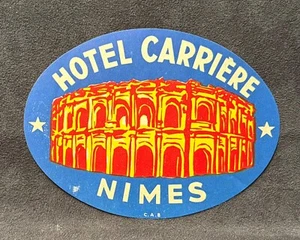 ETIQUETA DE EQUIPAJE DE FRANCIA ~ Hotel Carriere Nimes Francia ~ Etiqueta colorida firmada C.A.B. - Imagen 1 de 2
