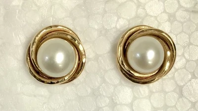 EUC Vintage 10k 14k Yellow Gold Love Knot Genuine Pearl Stud Earrings 1.55g X63 - Image 1 of 4