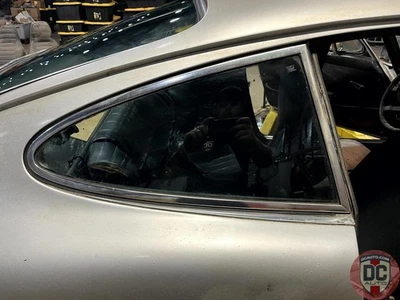 1968-1973 Porsche 911 правый тонированный открывающийся вентиляционный четверть окна 136714 - Изображение 1 из 4