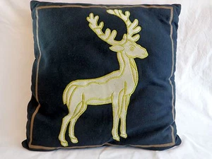 Almohada de lanzamiento de Navidad renos flocados 17""x17"" bordada en oro vintage negra - Imagen 1 de 8