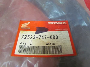 Honda 72523-747-000 Rubber, L. Auger - Picture 1 of 4